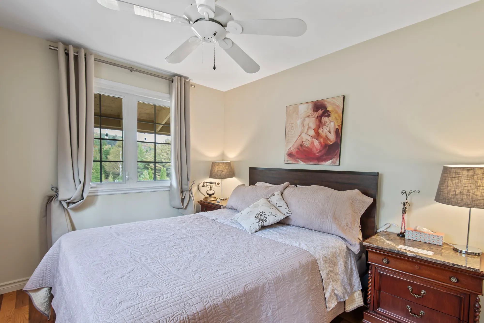 Chambre — lit, vue sur le lac