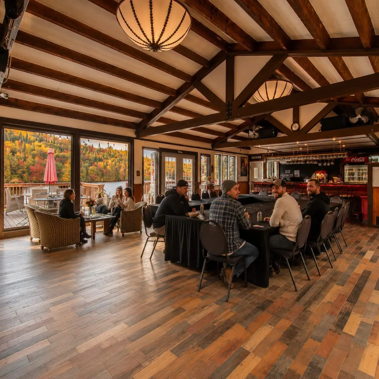 Corporatif — salle de réunion face au lac