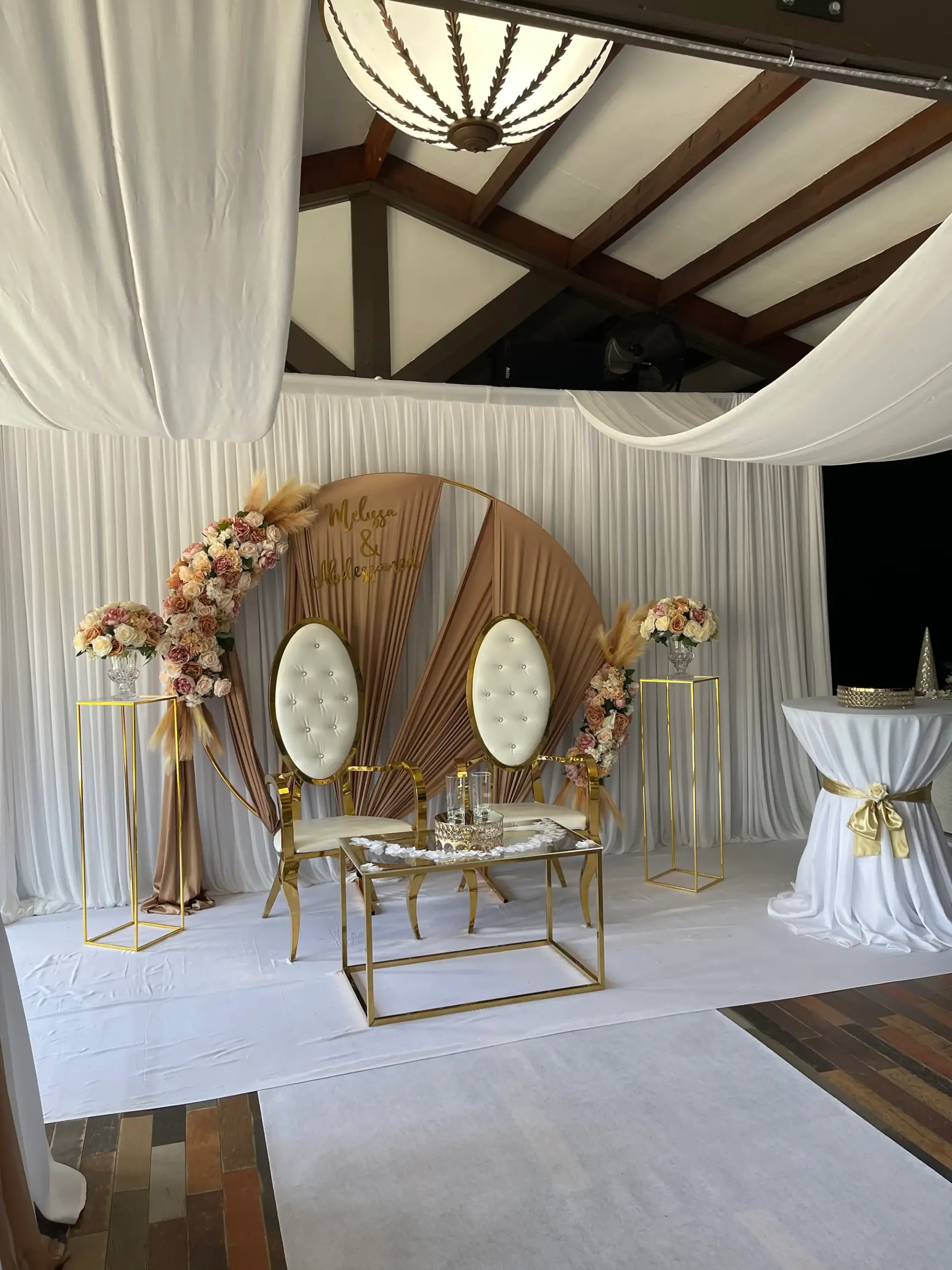 Arche florale et miroir installés dans la salle