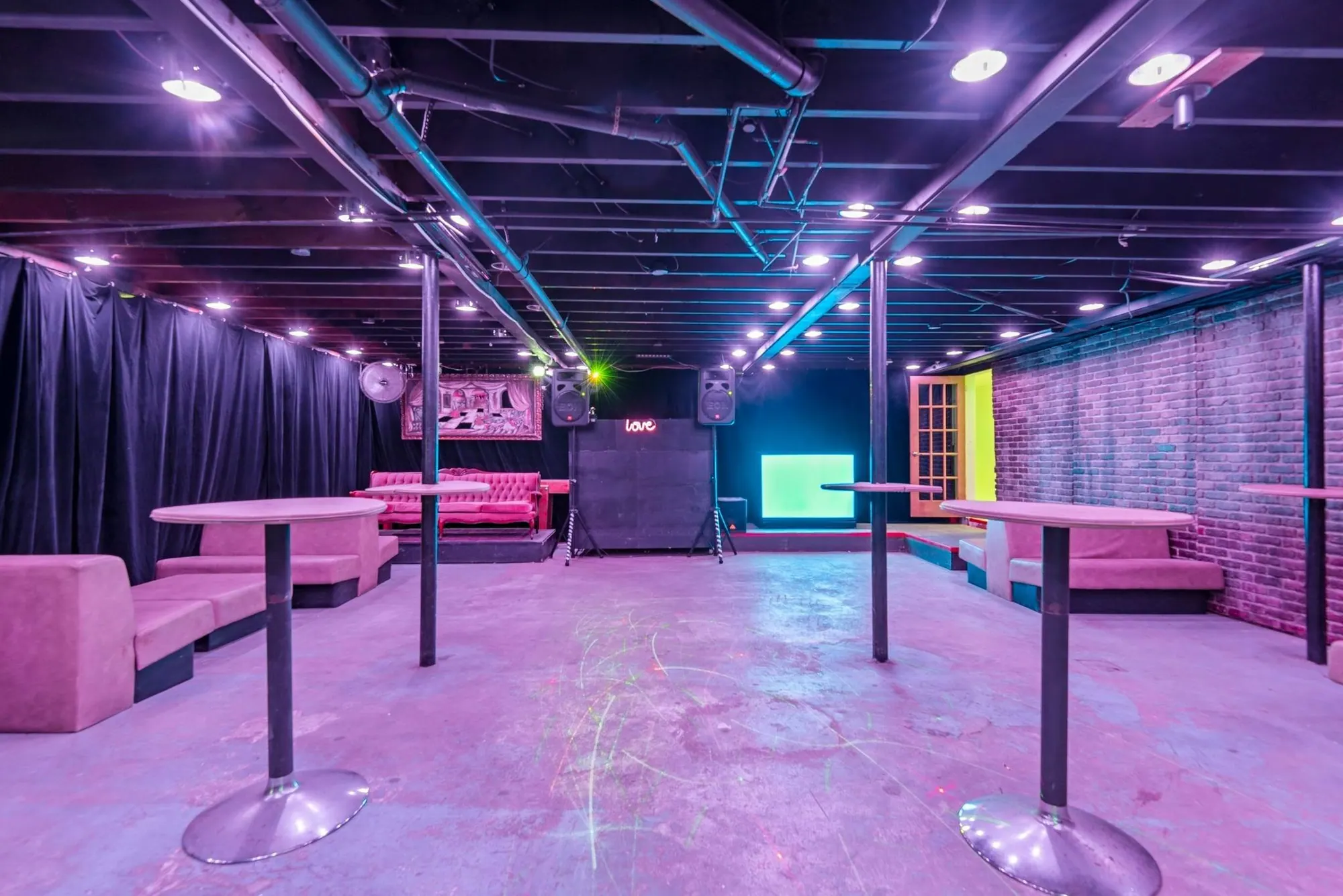 Discothèque privée du domaine, banquettes et éclairage d'ambiance