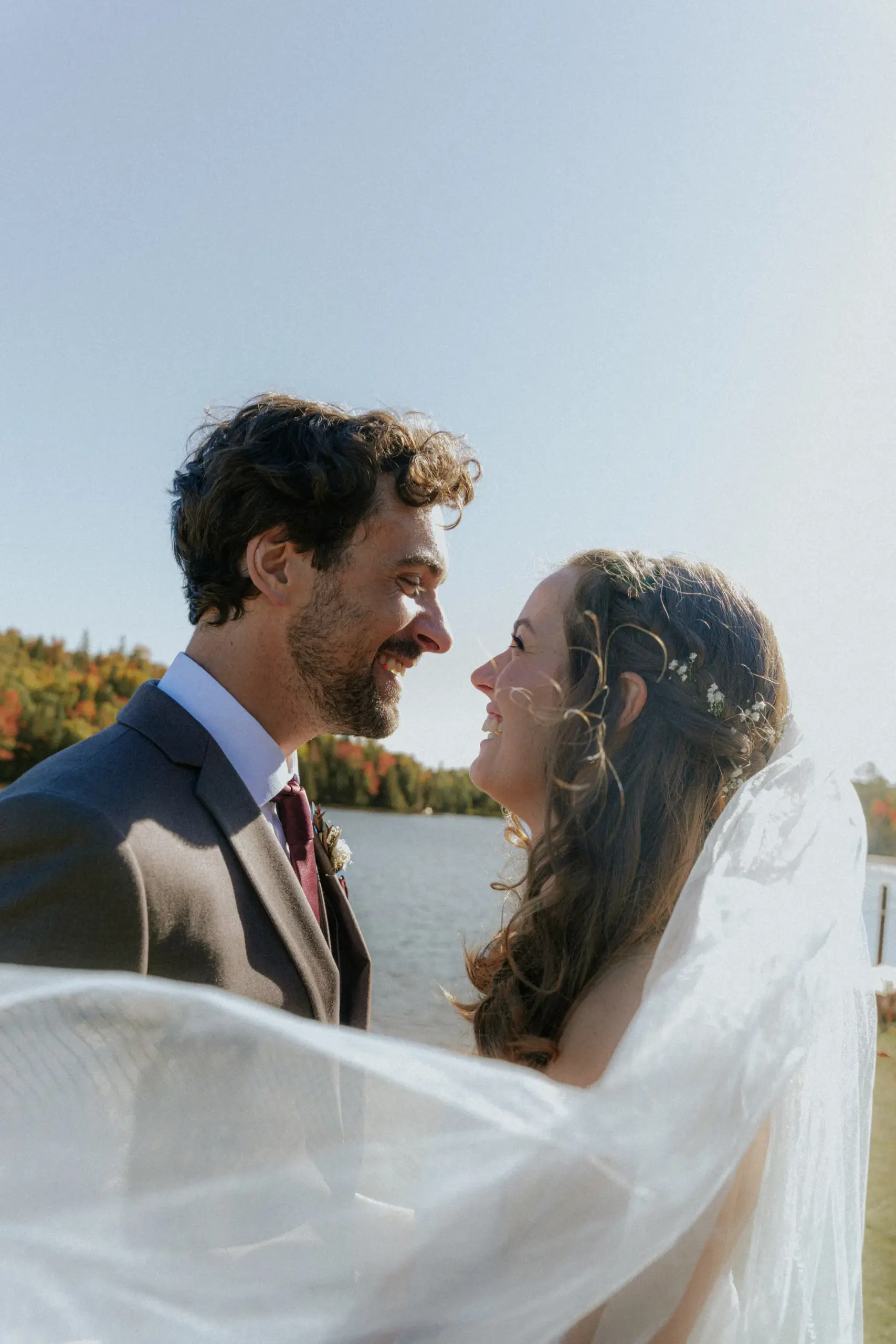 Fiançailles — couple, lac