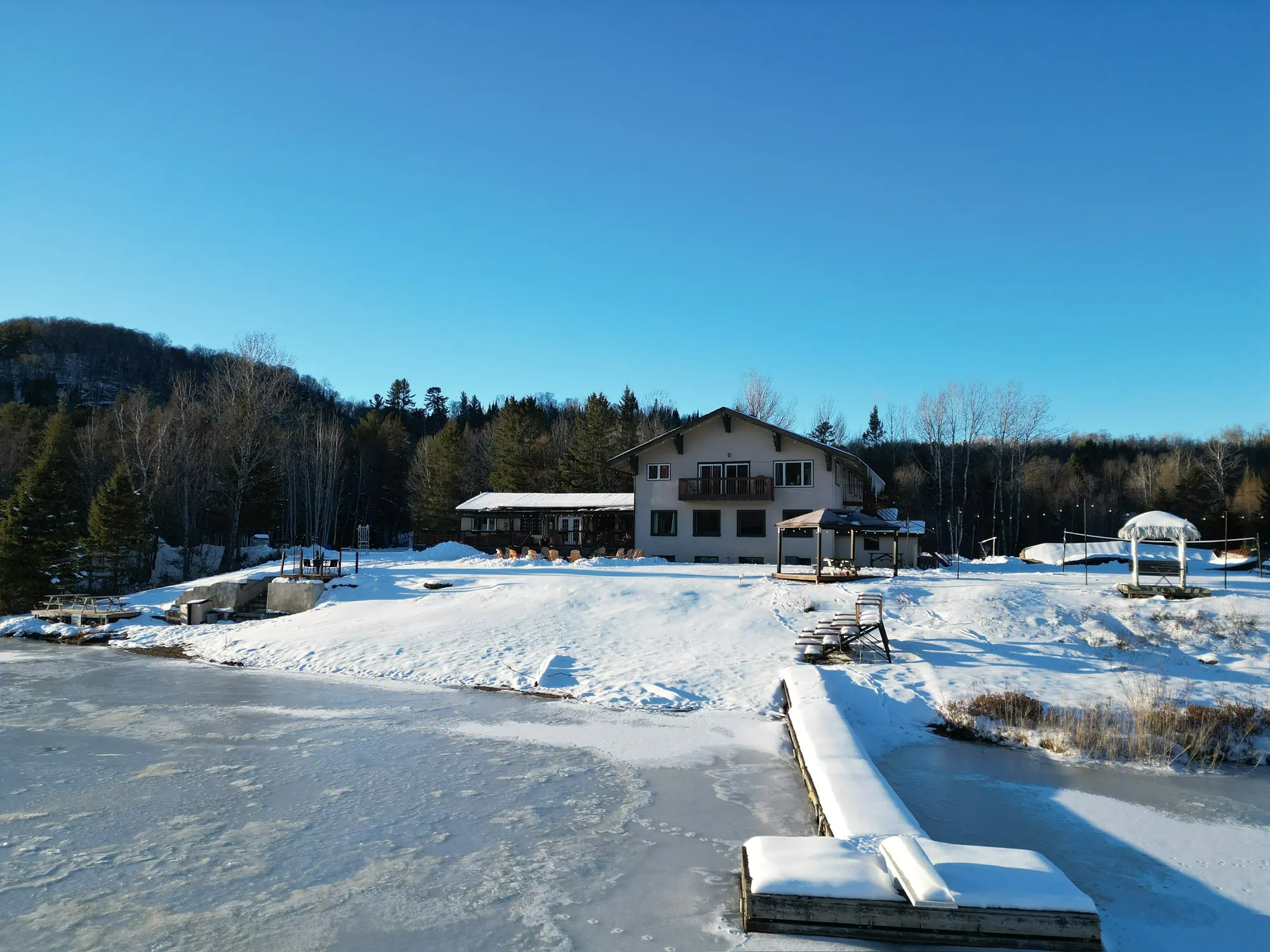 Hiver — lac gelé, neige, sauna