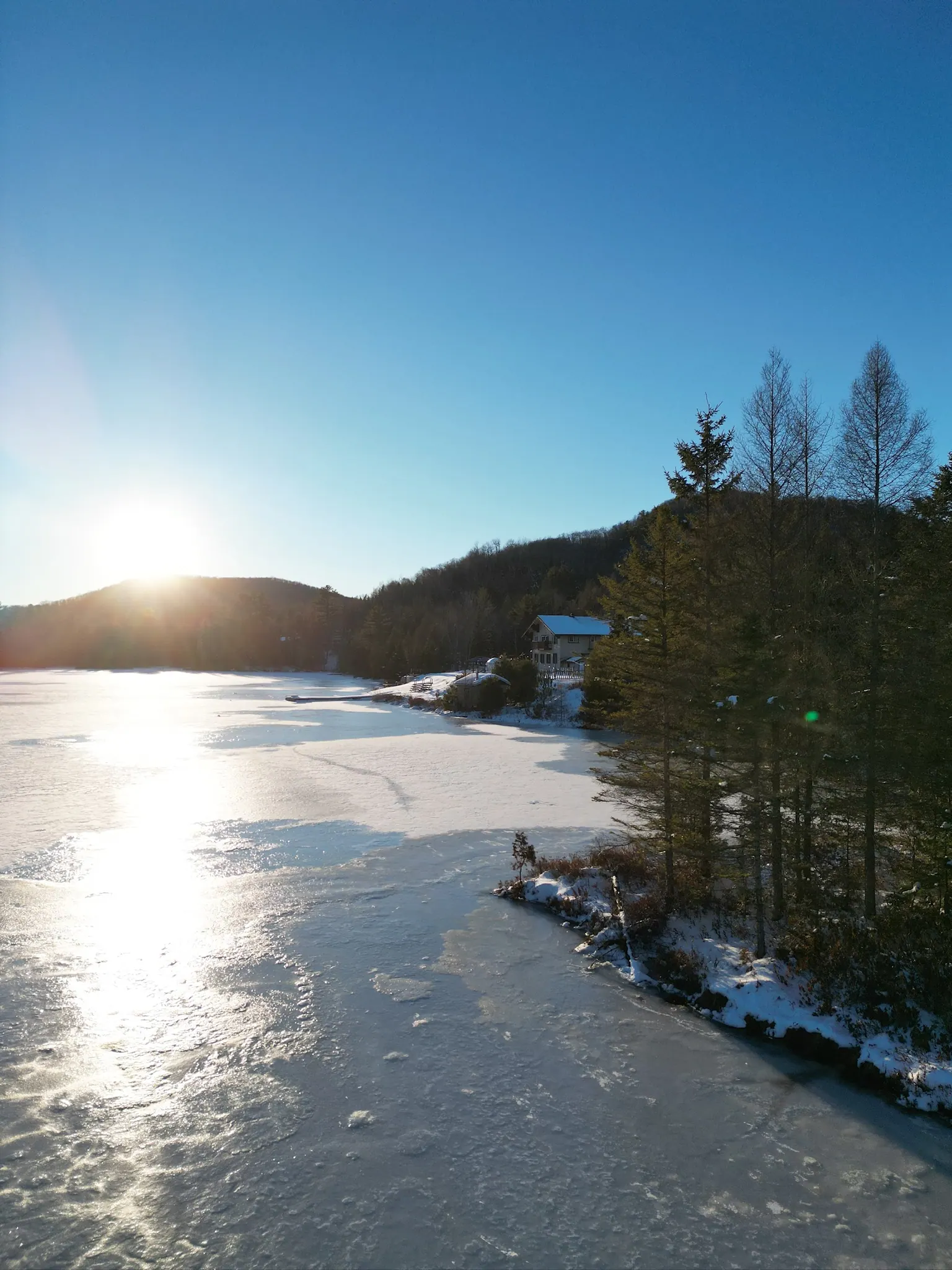 Soleil d'hiver sur le lac gelé