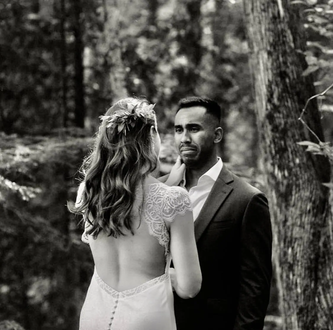 Le marié ému face à la mariée dans la forêt, noir et blanc