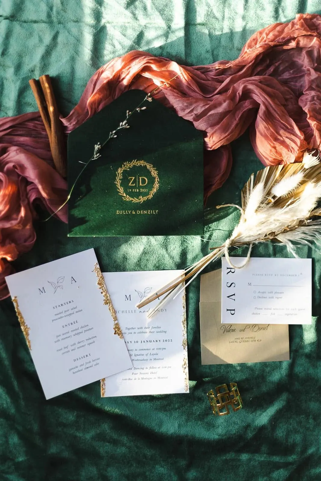 Invitations et menus sur velours vert, ruban rose