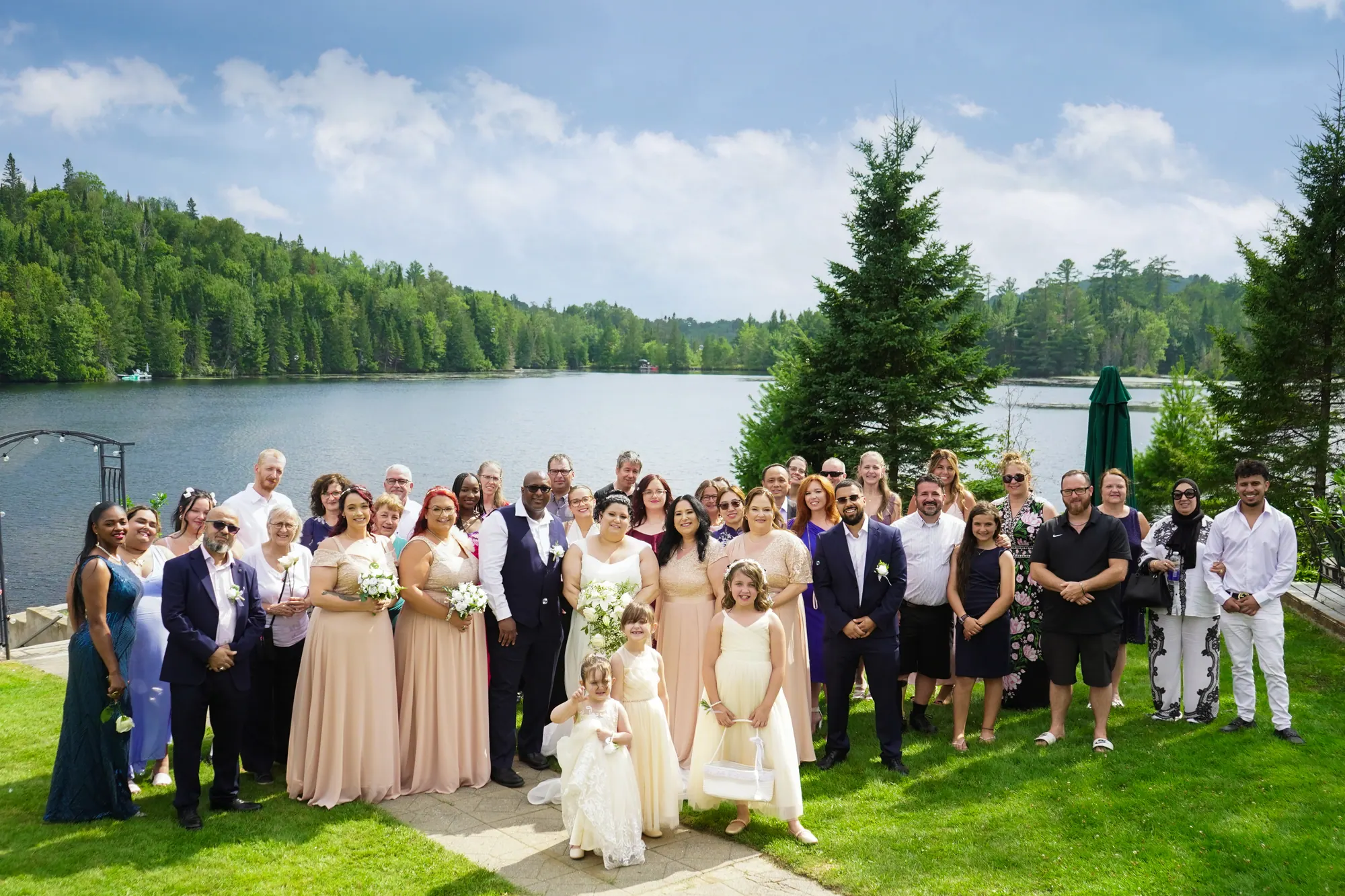 Les mariés et leurs invités réunis devant le lac