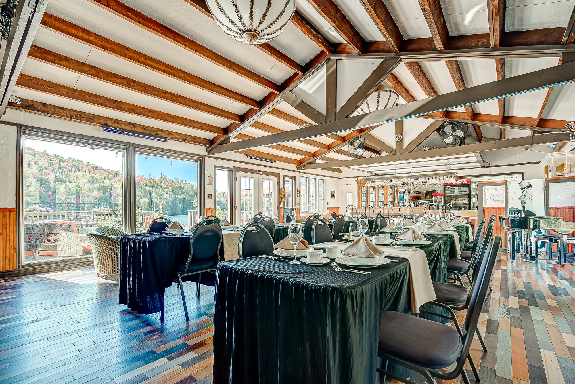 Salle à manger — longue table, fenêtres sur le lac