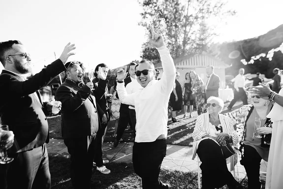 Les invités lancent des confettis, noir et blanc