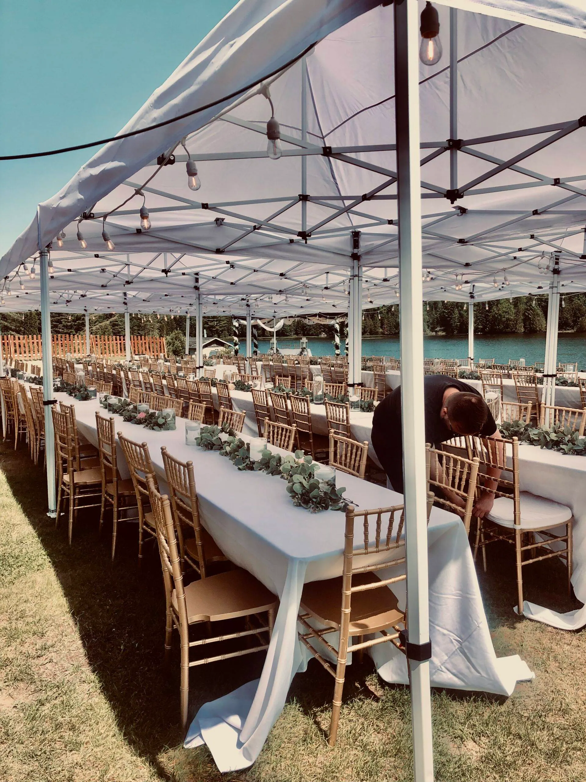 Longues tables dressées sous le chapiteau blanc