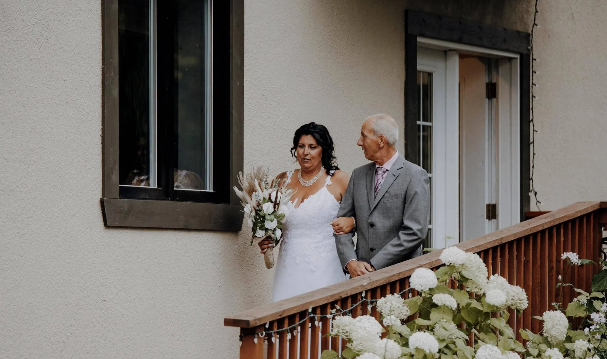 Les mariés sur le balcon fleuri du chalet