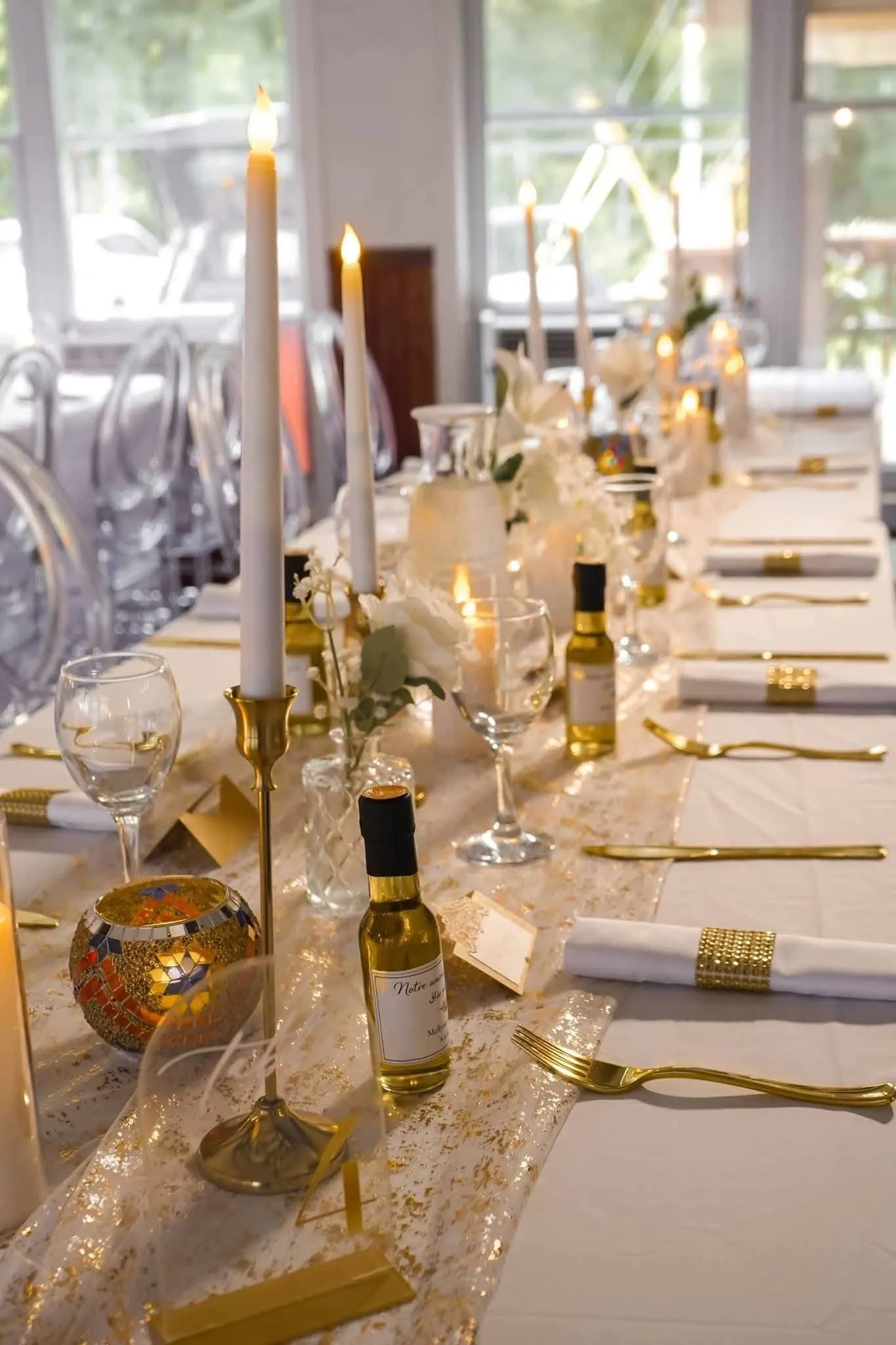 Table dressée : chandeliers dorés, chemin de table pailleté, mignonnettes