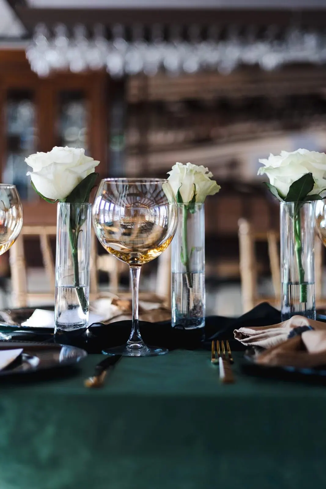 Verres et fleurs sur une table de réception